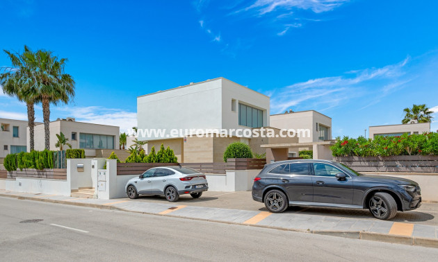 Sale - Villa - Orihuela Costa - Vistabella Golf