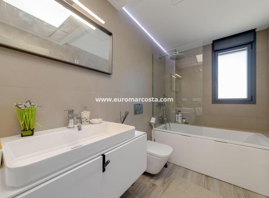 Objekte zum Wiederverkauf - Villa freitstehend - Torrevieja - TORREVIEJA