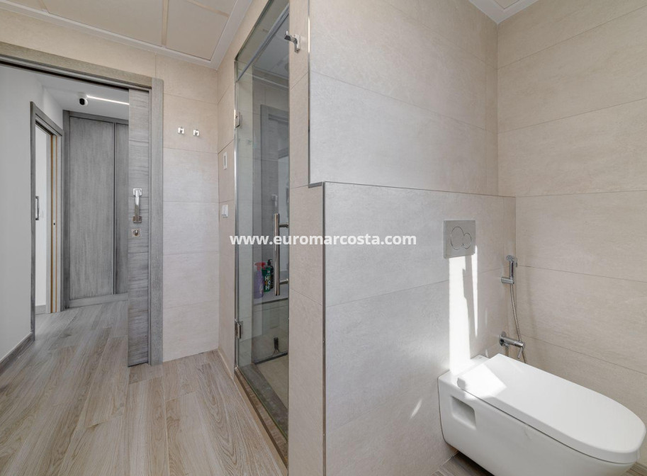 Objekte zum Wiederverkauf - Villa freitstehend - Torrevieja - TORREVIEJA