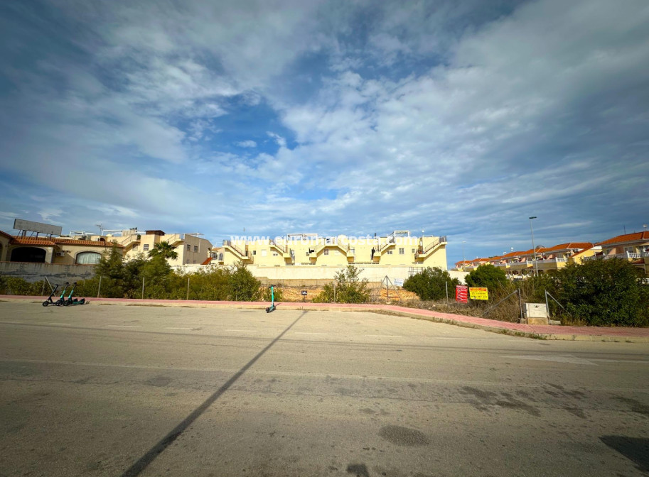 Objekte zum Wiederverkauf - Grundstück / Grundstück - Orihuela Costa