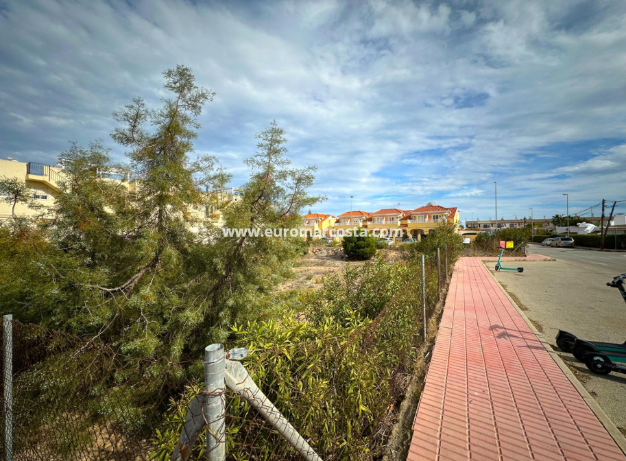 Objekte zum Wiederverkauf - Grundstück / Grundstück - Orihuela Costa