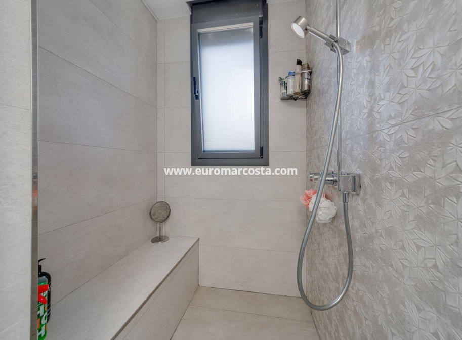 Objekte zum Wiederverkauf - Villa freitstehend - Torrevieja - TORREVIEJA
