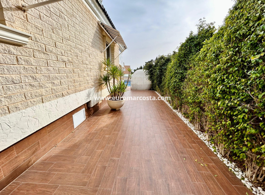 Venta - - CHALET - Torrevieja - La Mata