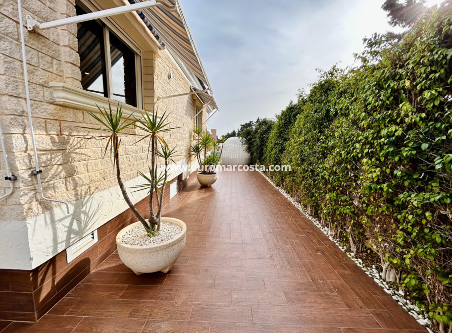 Venta - - CHALET - Torrevieja - La Mata