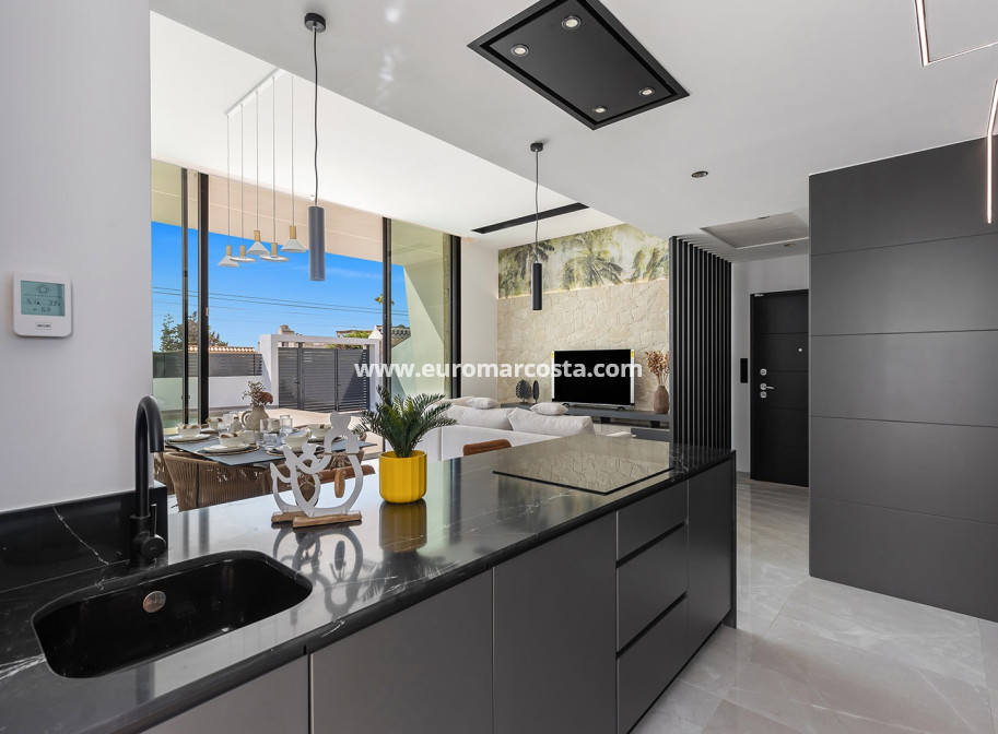 Sale - Villa - Torrevieja - TORREVIEJA