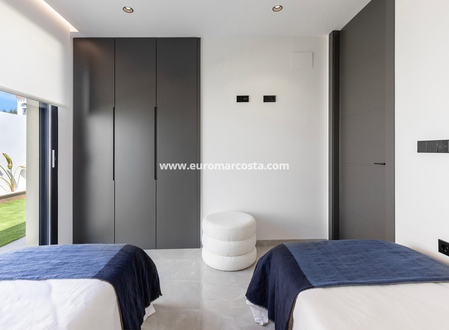 Sale - Villa - Torrevieja - TORREVIEJA
