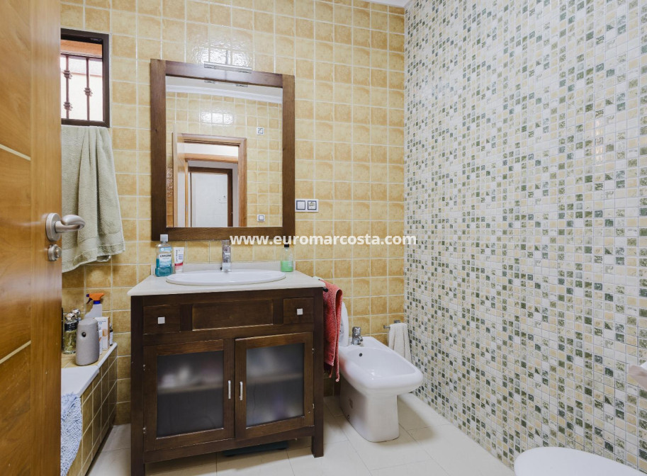 Sale - Chalet - Torrevieja - TORREVIEJA