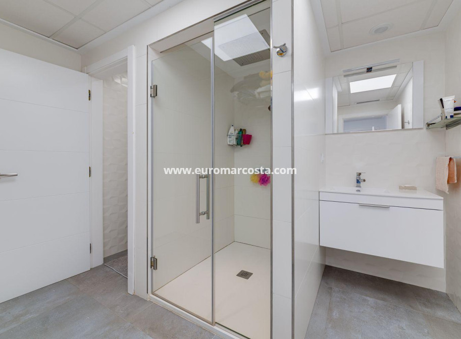 Objekte zum Wiederverkauf - Villa freitstehend - Torrevieja - TORREVIEJA