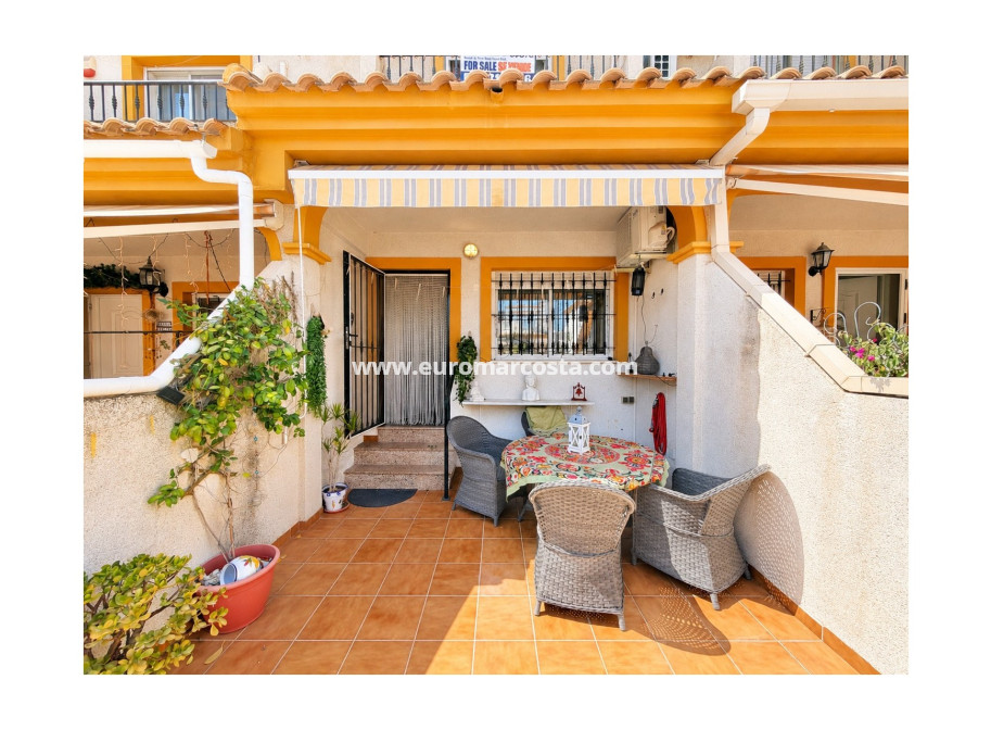 Sale - Townhouse - Daya Nueva