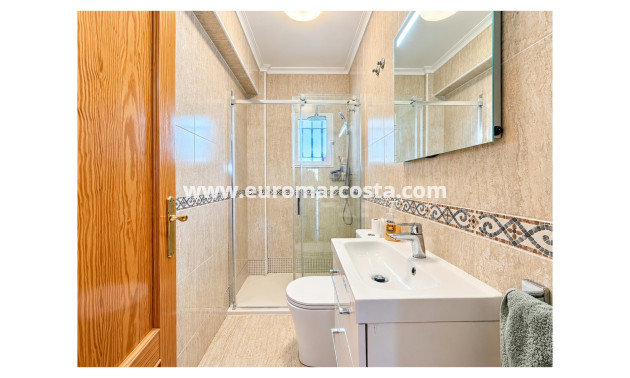 Sale - Townhouse - Daya Nueva