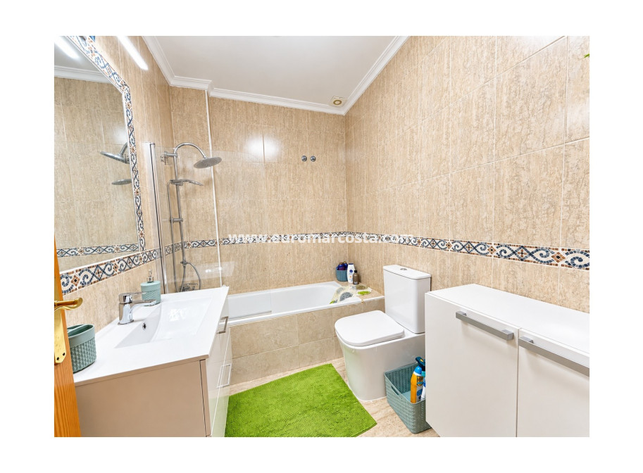 Sale - Townhouse - Daya Nueva