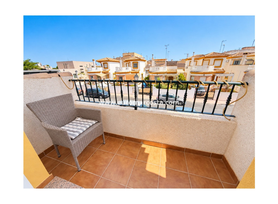 Sale - Townhouse - Daya Nueva