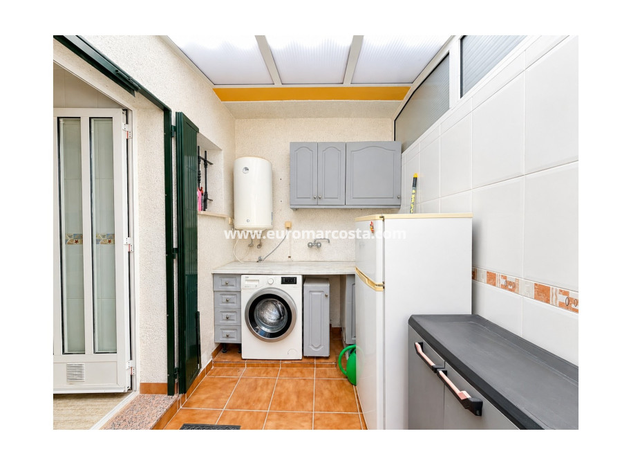 Sale - Townhouse - Daya Nueva