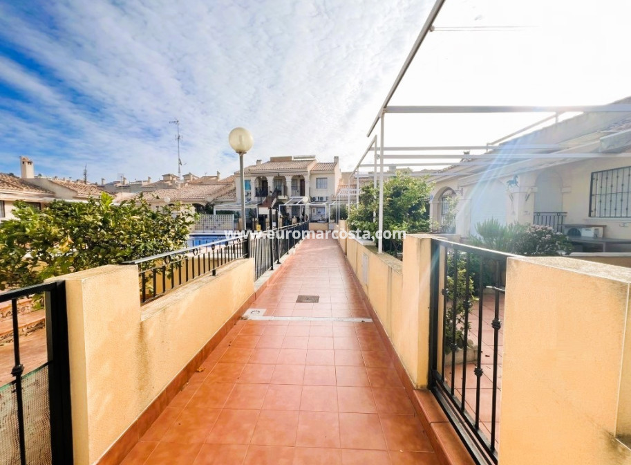 Sale - - CHALET - Guardamar del Segura