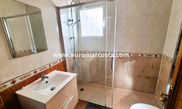 Sale - - CHALET - Guardamar del Segura