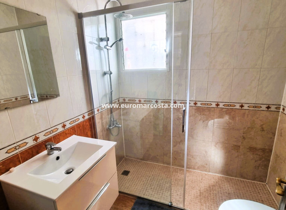 Sale - - CHALET - Guardamar del Segura