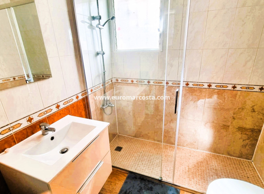 Sale - - CHALET - Guardamar del Segura