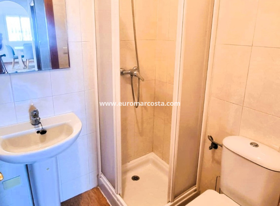 Sale - - CHALET - Guardamar del Segura