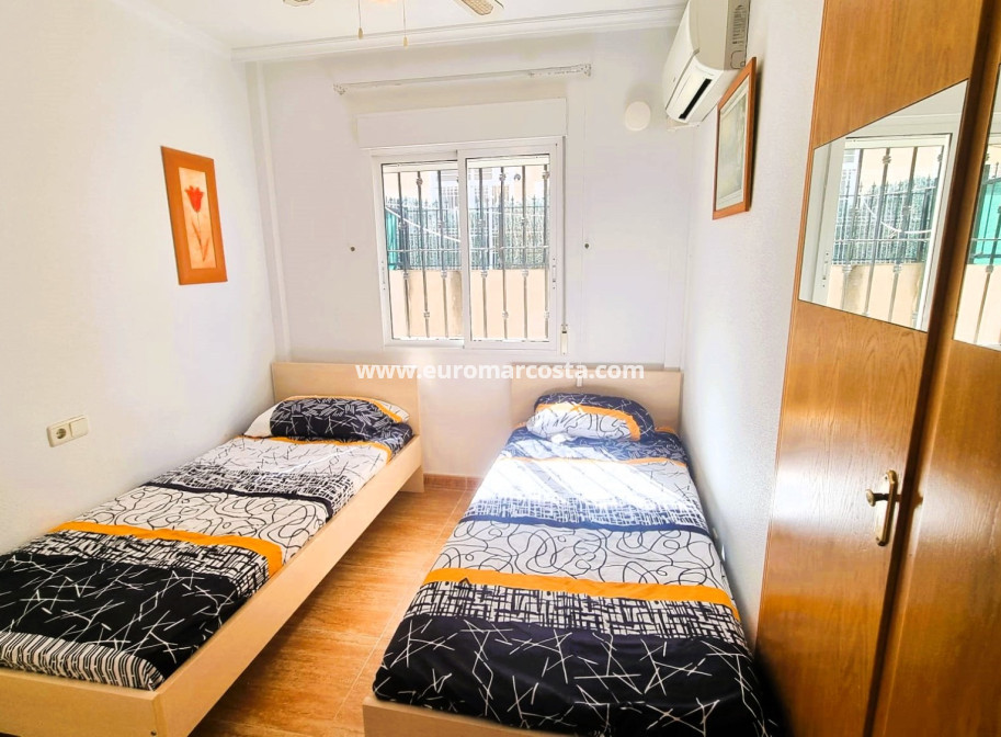 Sale - - CHALET - Guardamar del Segura
