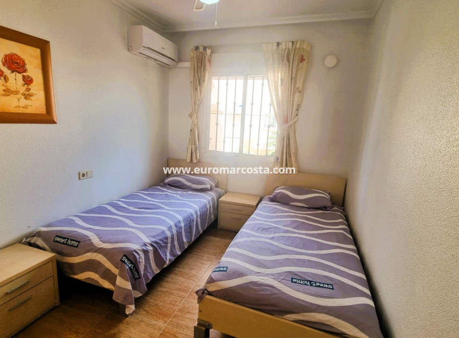 Sale - - CHALET - Guardamar del Segura