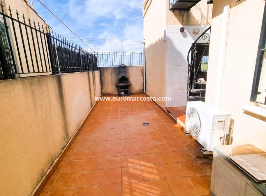Sale - - CHALET - Guardamar del Segura