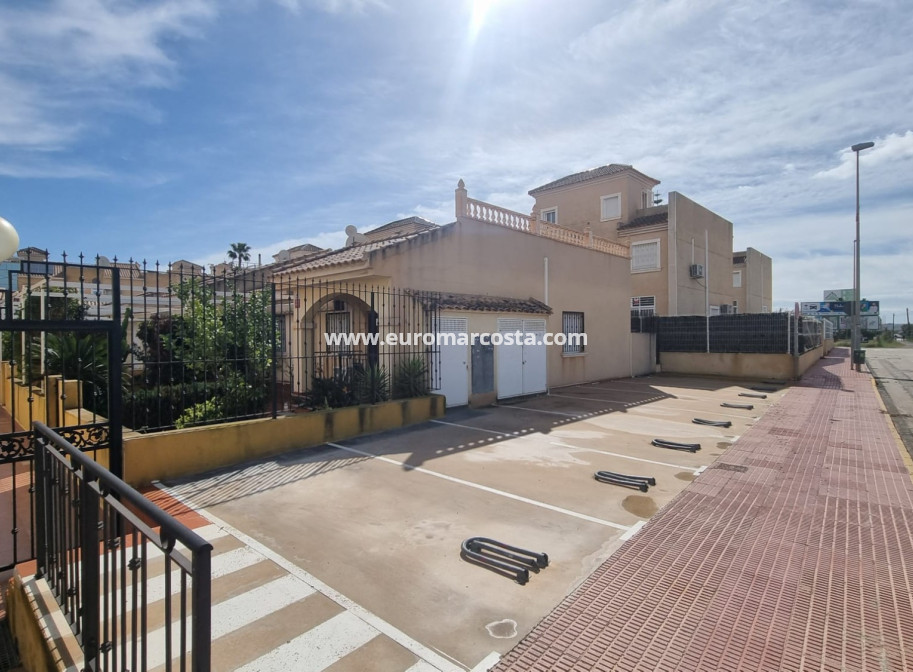 Sale - - CHALET - Guardamar del Segura