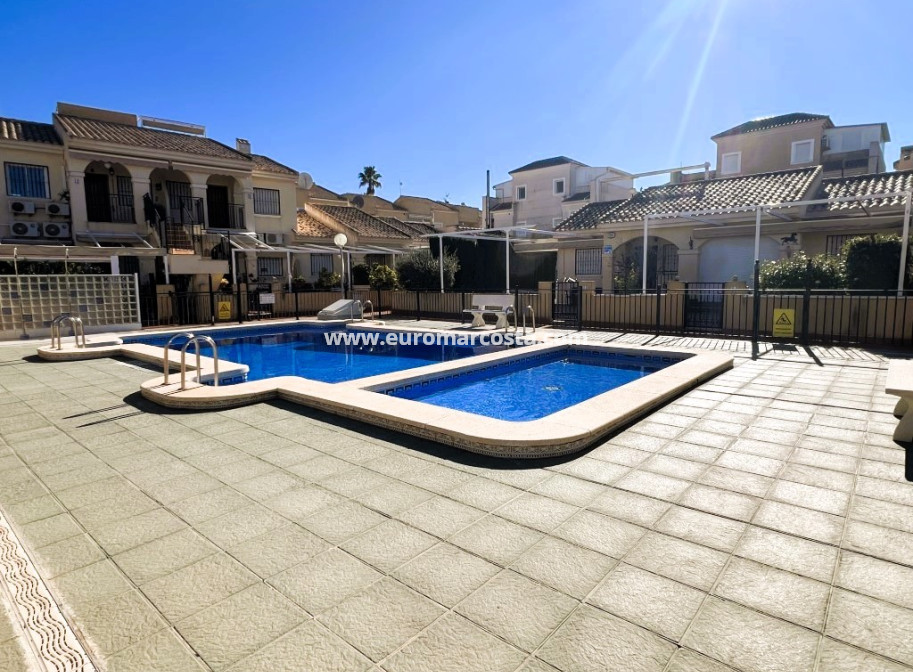 Sale - - CHALET - Guardamar del Segura