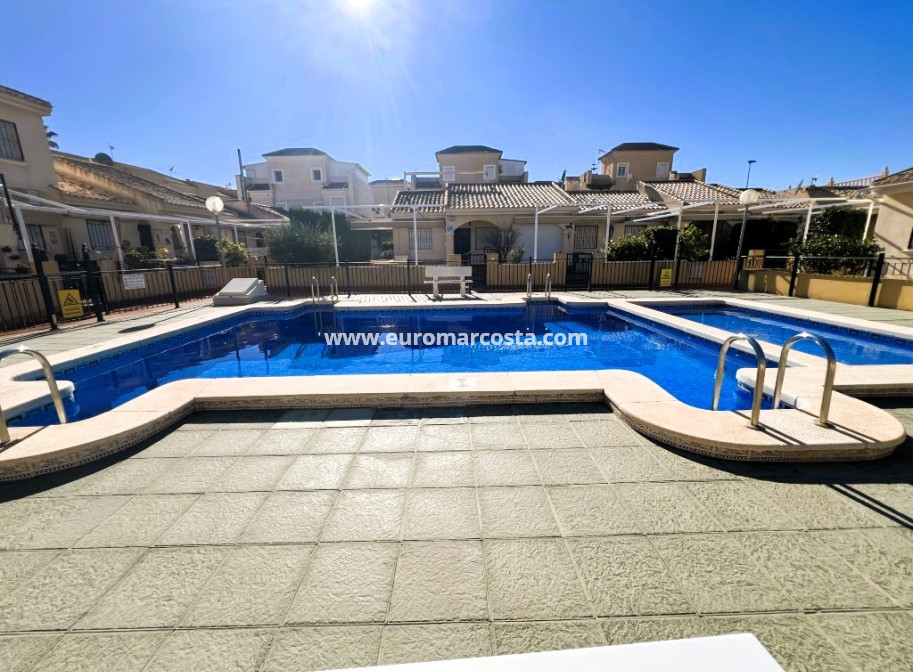Sale - - CHALET - Guardamar del Segura