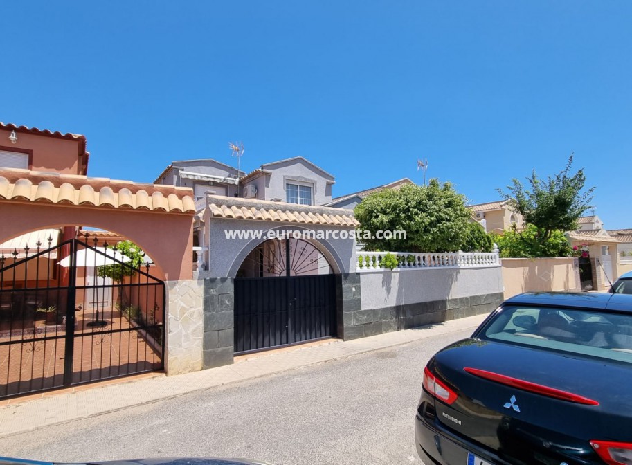 Objekte zum Wiederverkauf - Villa / Doppelhaushälfte - Torrevieja - TORREVIEJA