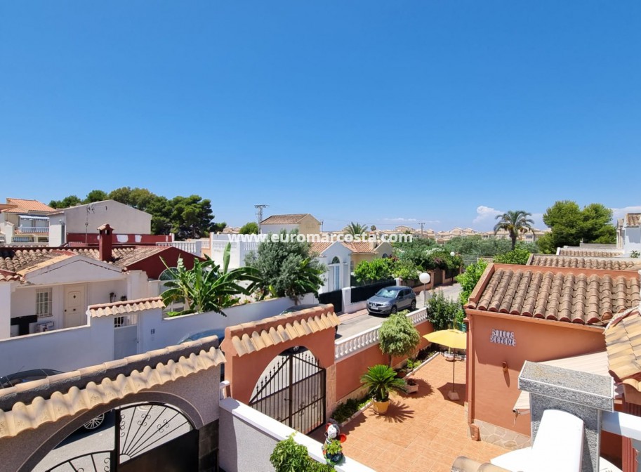 Objekte zum Wiederverkauf - Villa / Doppelhaushälfte - Torrevieja - TORREVIEJA