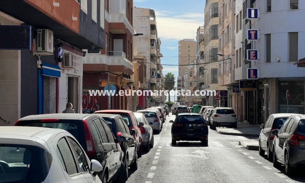 Objekte zum Wiederverkauf - Kommerziell - Torrevieja - TORREVIEJA